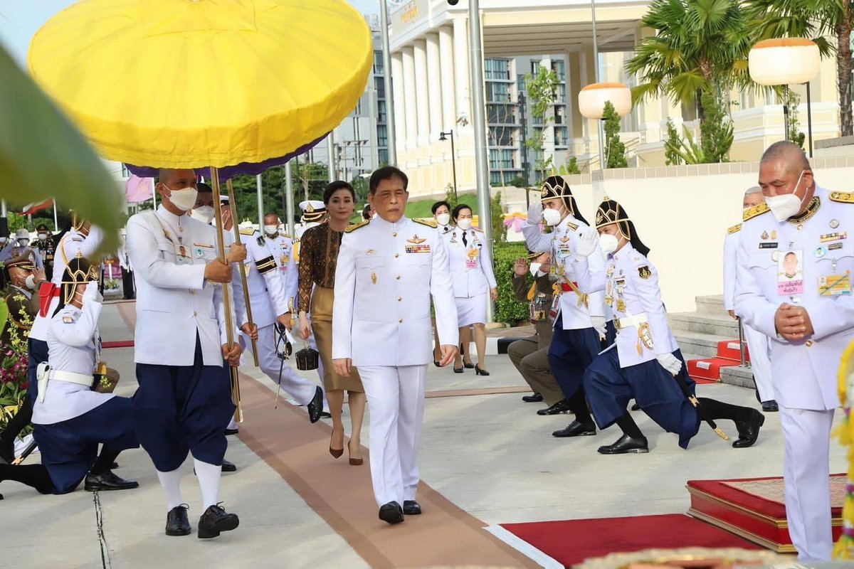 Darunee_2554's tweet image. วันนี้ (๙ มิ.ย. ๒๕๖๖) เวลา ๑๗.๓๓ น. พระบาทสมเด็จพระเจ้าอยู่หัว และสมเด็จพระนางเจ้า ฯ พระบรมราชินี  เสด็จพระราชดำเนินไปทรงประกอบพิธีวางศิลาฤกษ์และทรงเปิดอาคารที่ทำการศาลอุทธรณ์ภาค ๘ และเสด็จพระราชดำเนินไปทรงประกอบพิธีเปิดอาคารศาลากลางจังหวัดภูเก็ต (หลังใหม่) … ทรงพระเจริญ 🙏💛💜