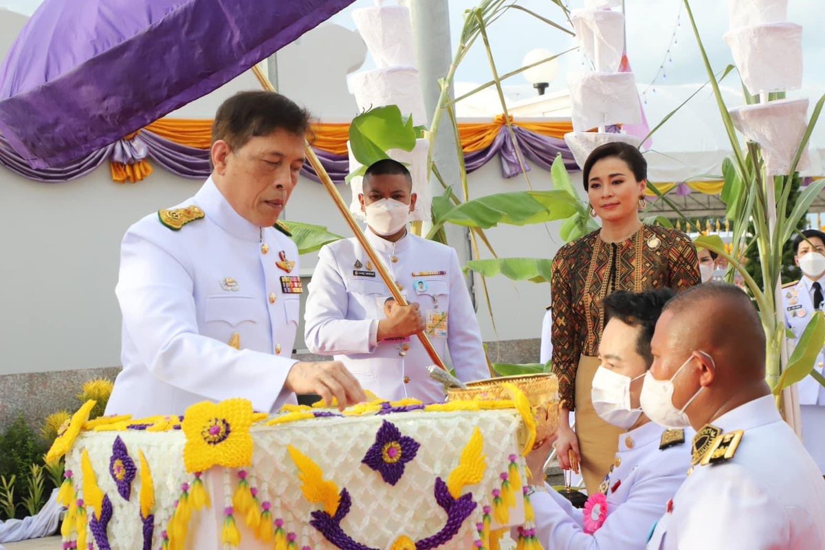 Darunee_2554's tweet image. วันนี้ (๙ มิ.ย. ๒๕๖๖) เวลา ๑๗.๓๓ น. พระบาทสมเด็จพระเจ้าอยู่หัว และสมเด็จพระนางเจ้า ฯ พระบรมราชินี  เสด็จพระราชดำเนินไปทรงประกอบพิธีวางศิลาฤกษ์และทรงเปิดอาคารที่ทำการศาลอุทธรณ์ภาค ๘ และเสด็จพระราชดำเนินไปทรงประกอบพิธีเปิดอาคารศาลากลางจังหวัดภูเก็ต (หลังใหม่) … ทรงพระเจริญ 🙏💛💜