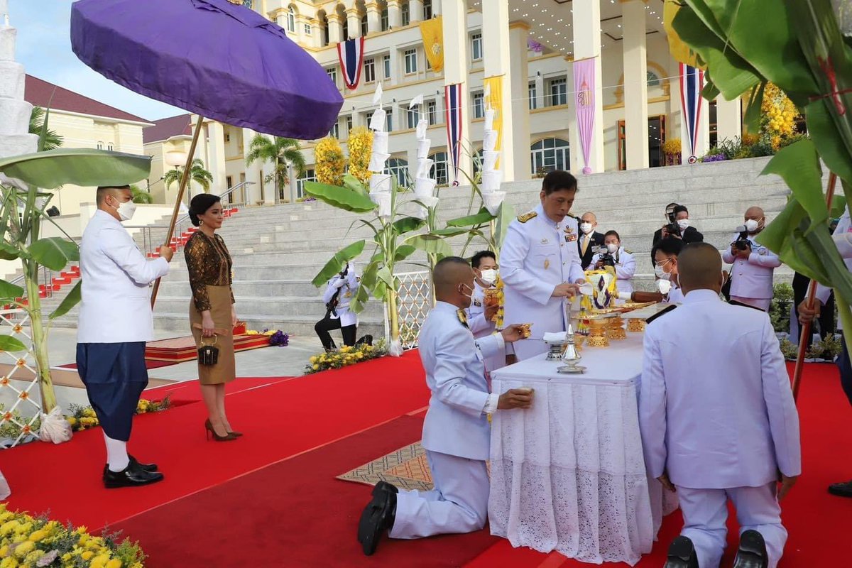 Darunee_2554's tweet image. วันนี้ (๙ มิ.ย. ๒๕๖๖) เวลา ๑๗.๓๓ น. พระบาทสมเด็จพระเจ้าอยู่หัว และสมเด็จพระนางเจ้า ฯ พระบรมราชินี  เสด็จพระราชดำเนินไปทรงประกอบพิธีวางศิลาฤกษ์และทรงเปิดอาคารที่ทำการศาลอุทธรณ์ภาค ๘ และเสด็จพระราชดำเนินไปทรงประกอบพิธีเปิดอาคารศาลากลางจังหวัดภูเก็ต (หลังใหม่) … ทรงพระเจริญ 🙏💛💜