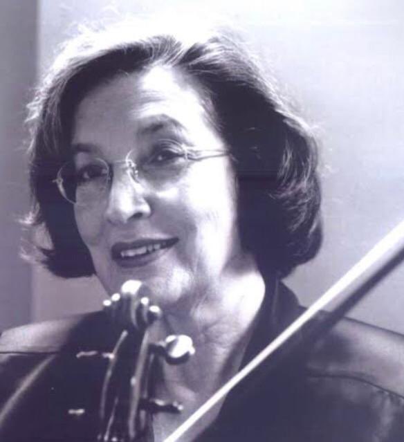 Değerli Hocamız, ışıklar içinde uyu… Suna Kan uluslararası sanat dünyasının güçlü ve önemli figürlerden birisi. Onunla aynı dönemde yaşamış olmak, kendisini canlı dinlemek, kendisi ile sohbet edebilmek, onunla çalışmak büyük onur ve mutluluk. 
#SunaKan