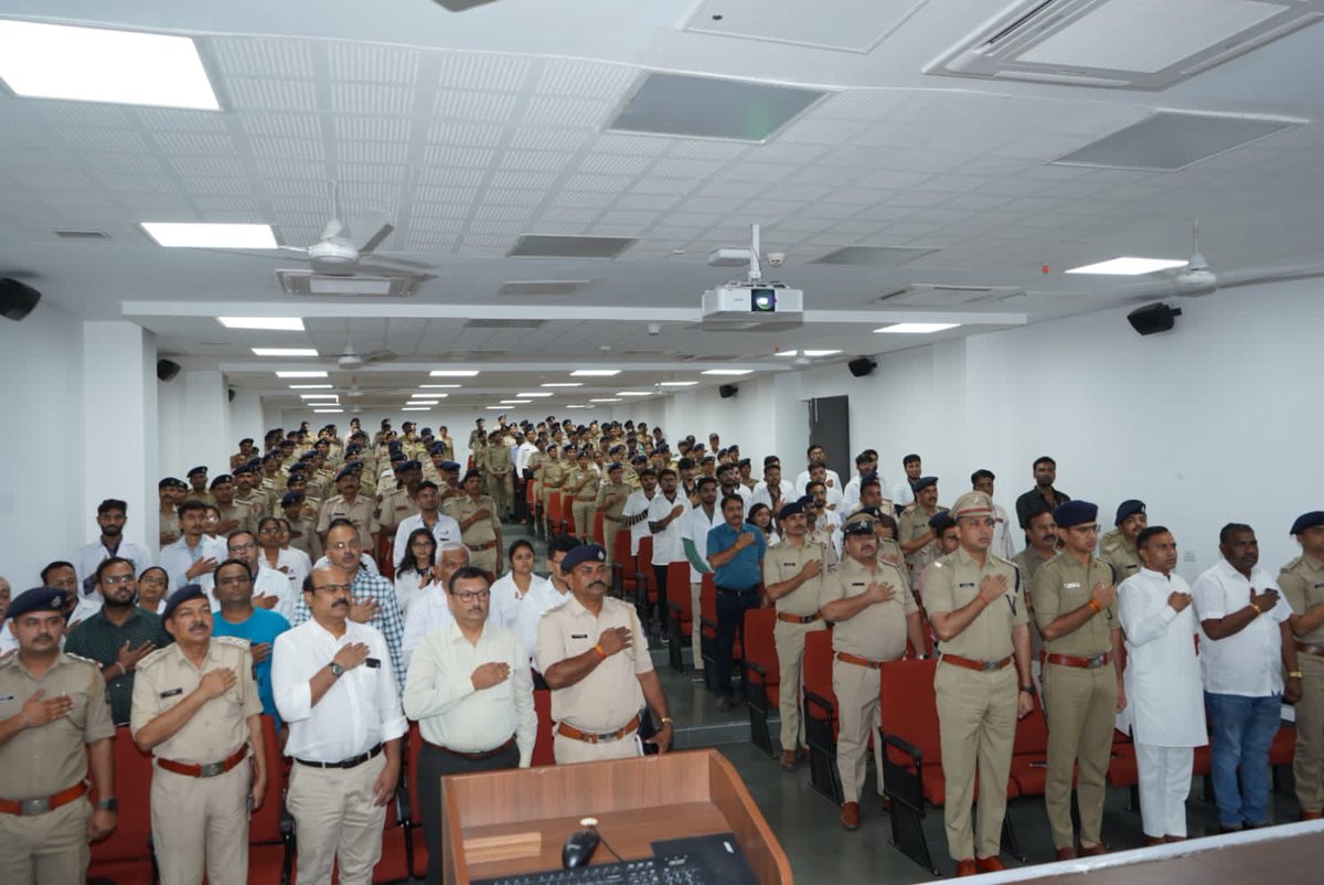 SP_Dahod's tweet photo. આજરોજ ઝાયડસ હોસ્પિટલ ખાતે ગુજરાત પોલીસ દ્વારા આયોજિત ISA ગુજરાત ના સહયોગ થી પોલીસ વિભાગ માટે CPR તાલીમ નું આયોજન કરવામાં આવેલ જેમાં બહોળી સંખ્યામાં દાહોદ પોલીસ વિભાગ ના અધિકારીશ્રીઓ તથા કર્મચારીઓએ CPR તાલીમ લીધેલ. @sanghaviharsh @dgpgujarat @GujaratPolice https://t.co/gxNU3Q6N64