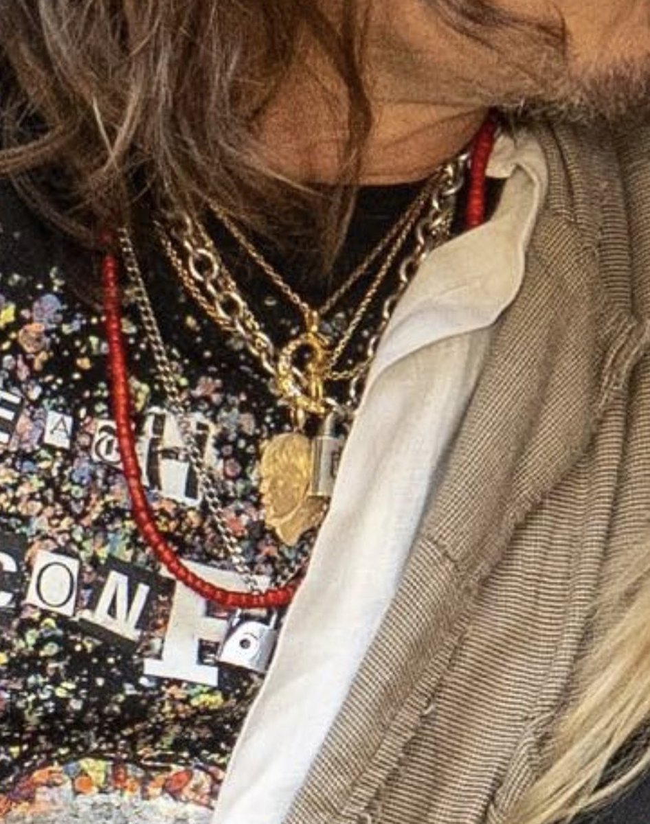 Is that Jeff on the golden pendant?🥹🥹🥹

#JohnnyDepp
#JohnnyDeppIsARockStar 
#JohnnyDeppUsALegend
#IStandWithJohnnyDepp