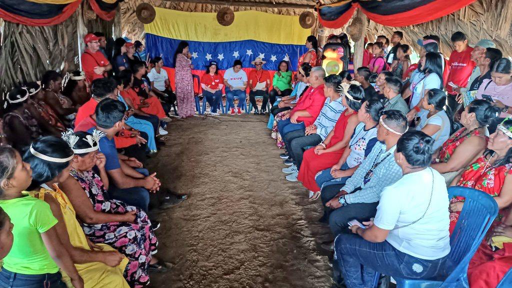 Galindez_vzla's tweet photo. Con la energía de nuestros pueblos ancestrales estuvimos junto a la Ministra Clara Vidal en la instalación de los equipos políticos de la Vicepresidencia de Asuntos Indígenas @PartidoPSUV-Delta Amacuro // Tenemos tremendo liderazgo indígena Bolivariano y Chavista.

@NicolasMaduro https://t.co/GBpqSbHN6G
