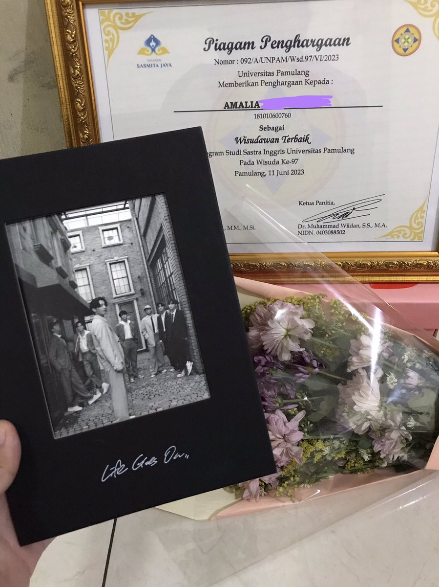 bagithibabaa's tweet photo. BOYS I DID IT!! @BTS_twt 

#10yearswithBTS https://t.co/E3Q3s3Fabz