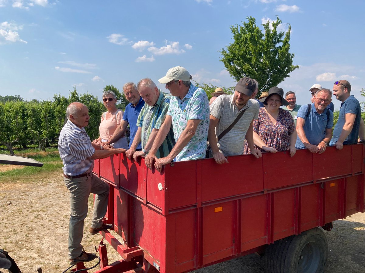 InfoEmec's tweet image. Op 10 juni hield EMEC een excursie op Landgoed Schietecoven voor de gehoopte Zonneweide. 45 personen genoten een levendige middag en kregen een beter beeld van de plannen.
Er werd nog coöperatief samengewerkt om de boel weer vlot te duwen. Het verloren vocht werd snel aangevuld!