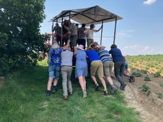 InfoEmec's tweet image. Op 10 juni hield EMEC een excursie op Landgoed Schietecoven voor de gehoopte Zonneweide. 45 personen genoten een levendige middag en kregen een beter beeld van de plannen.
Er werd nog coöperatief samengewerkt om de boel weer vlot te duwen. Het verloren vocht werd snel aangevuld!