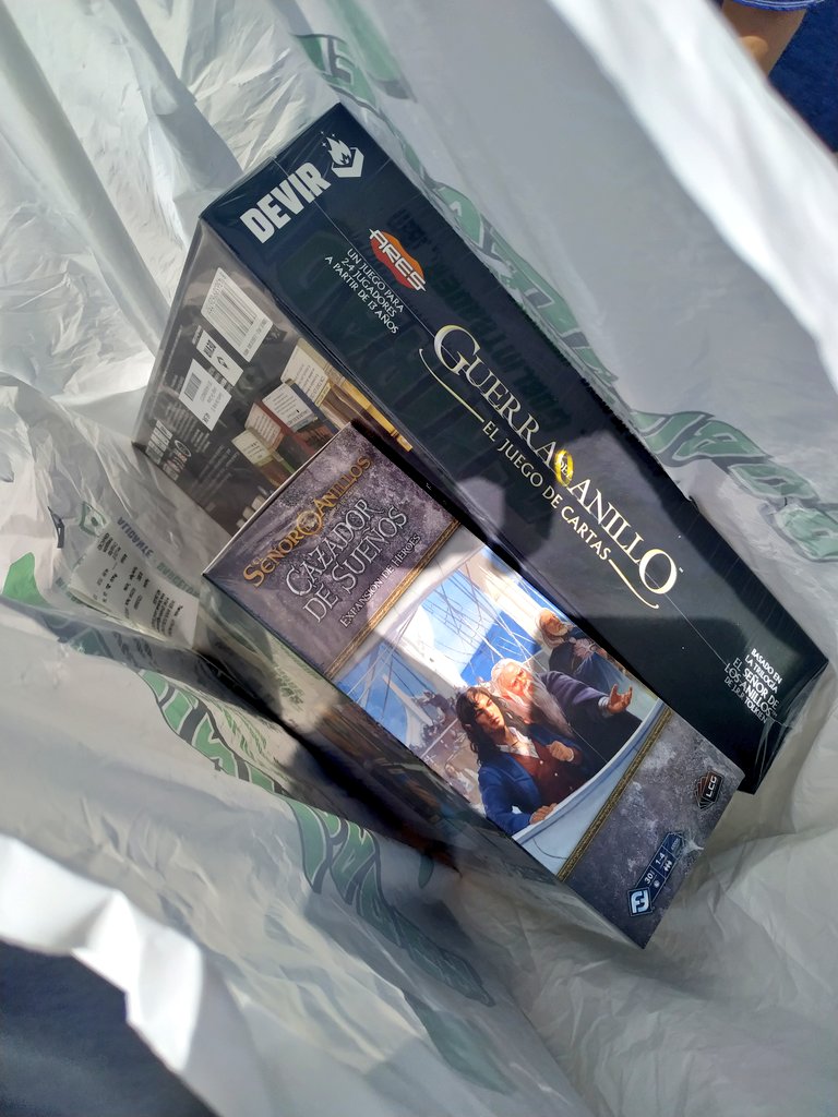 Habemus directo. Y uno bueno. 

- Abriendo caja de Cazadores Sueños y la Guerra del Anillo #ESDLA #LOTR
- Zelda Tears
- <a href="/_ironmoon_/">Nyar</a> y yo comentaremos el directo de Xbox #XboxShowcase 

Twitch: twitch.tv/gwynashes