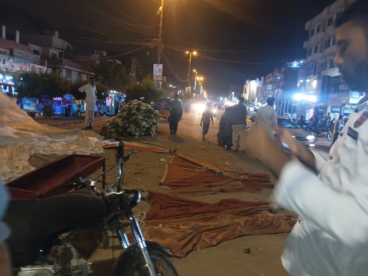 Illegal Mandis being cleared! Gulberg Chowrangi, UP Morh UC 12, and North Nazimabad location successfully removed upon complaint. Anti-encroachment teams handled threats swiftly. DMC Central has ensured alternate arrangements thus No room for haphazard Mandis! #AntiEncroachment