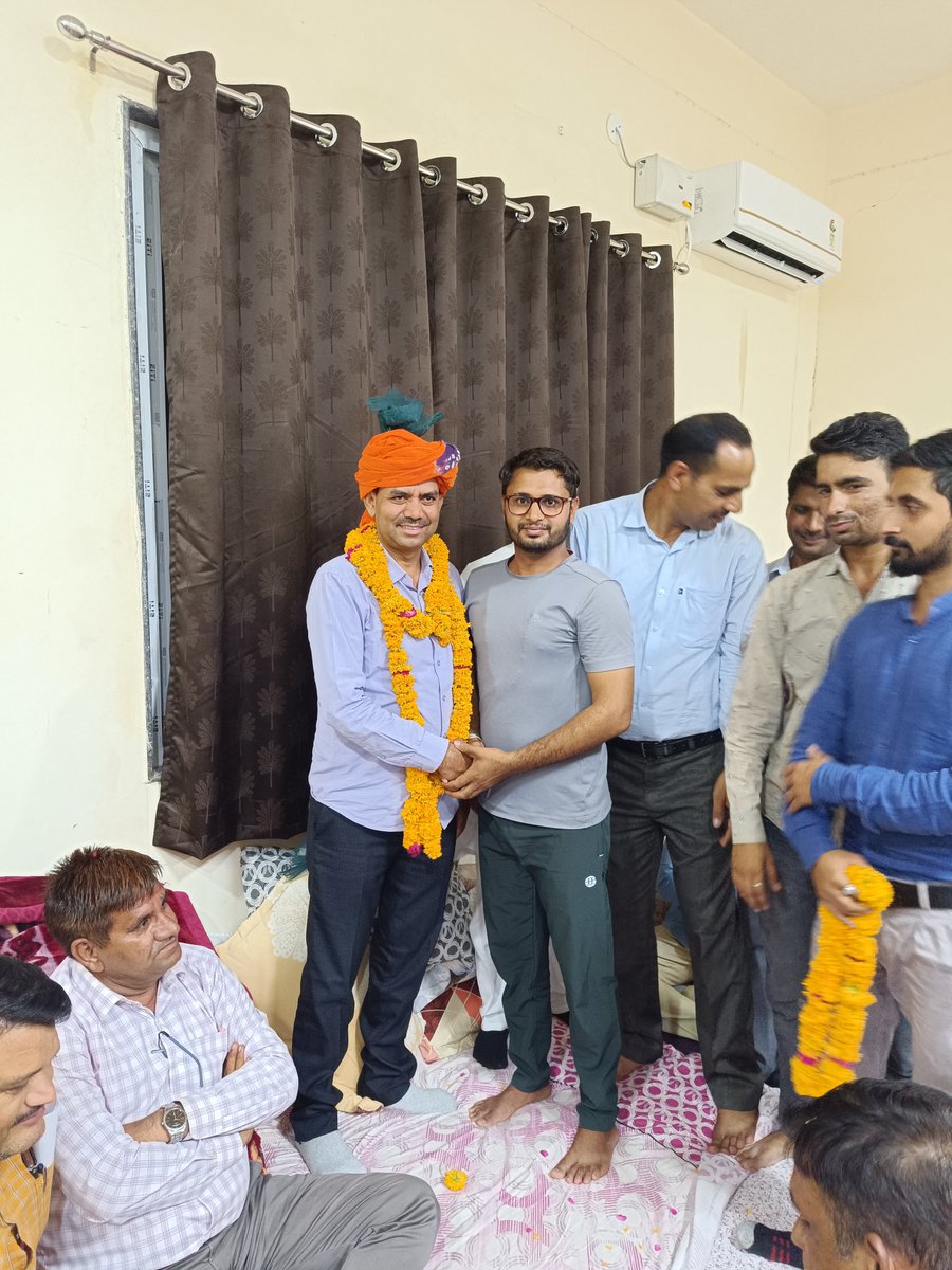 DsrkSir's tweet photo. कल रात्रिकालीन 10 बजे ग्राम विकास अधिकारी संघ प्रदेशाध्यक्ष महावीर जी , प्रहलाद जी और डी.पी.जी का ट्रैनिंग स्थल बूंदी जिला परिषद में ADO'S , जिला अध्यक्ष, जिला मन्त्री  विष्णु जी शृंगि, लोधा जी और @DsrkSir की अगुवाई में ससम्मान स्वागत सत्कार किया 🙏🙏
@mahaveervdosang https://t.co/BgoMYEg8DI