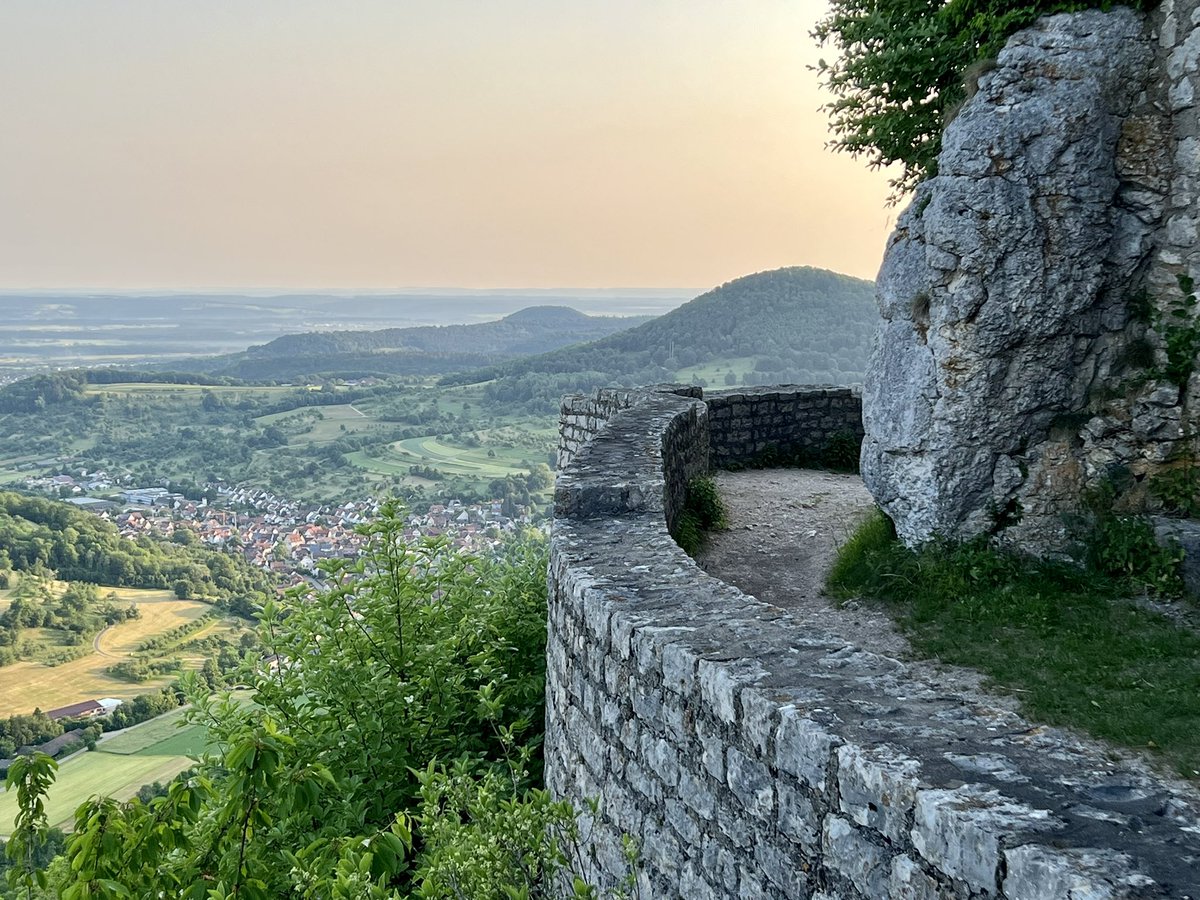 So fängt der Tag gut an:
Burgruine Reußenstein #schwäbischeAlb #trailrunning #running #twitterlauftreff