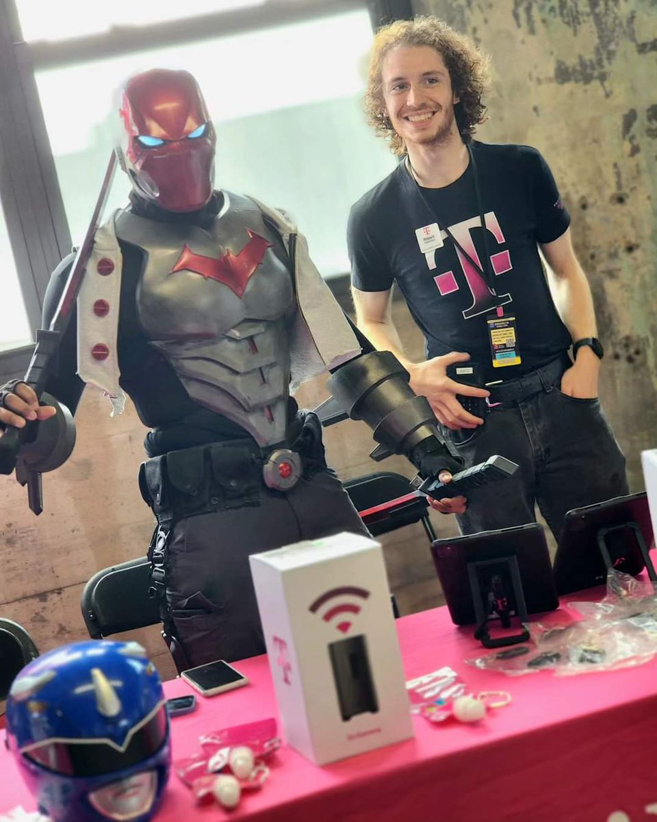 MagentimusPrime's tweet photo. @TMobile hanging out at Brooklyn Comic Con this year
#cosplay #comiccon #uncarrier https://t.co/QyZ9QhjnTn