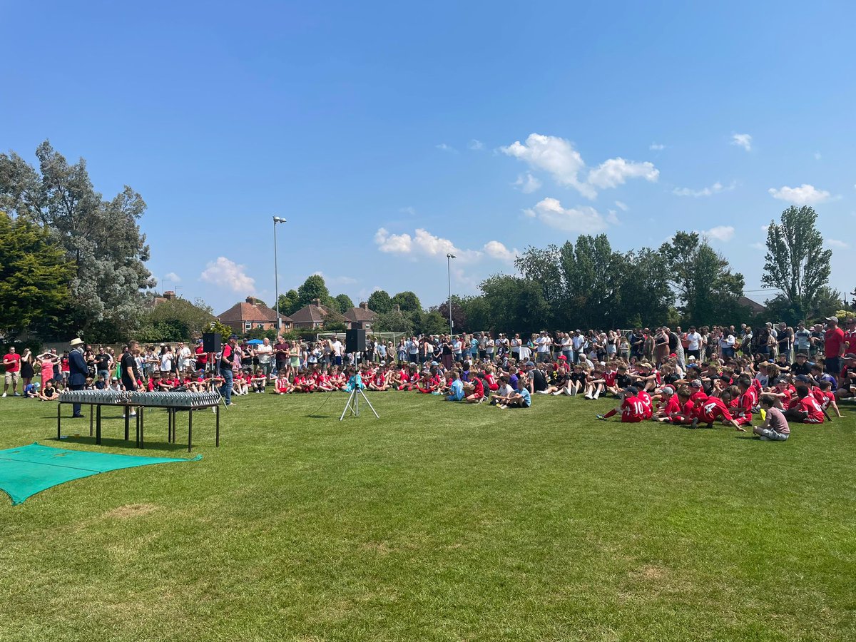 Sports_ESFC's tweet photo. Just 32 teams celebrating their end of season together with family and friends

One club

The Clan

🔴⚪️⚽️👏🏆👍😎

@OxOnFootball @Teamgrassroots_ @VisitBanbury @banburyshire @banburyfm @PuritansRadio @mdhteamwear @hawkins_group @NewlyWedsFoods https://t.co/sdwKo7B73G