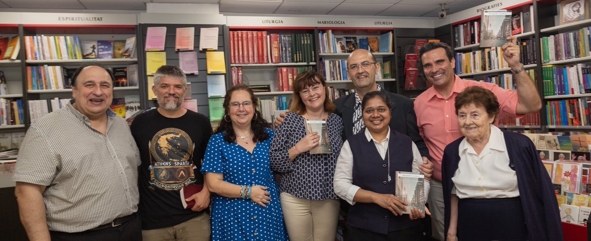 carmemunte's tweet photo. Una bona colla d’amics de @FernandoCorder7 ens hem aplegat a la llibreria Paulines de Barcelona en la presentació del seu darrer llibre: “Cruzando fronteras. Encuentros con garra y calma” @Salterrae_GCL Continuem teixint xarxes d’amistat i fraternitat

📸 Agustí Codinach https://t.co/VkywMnZ7H4