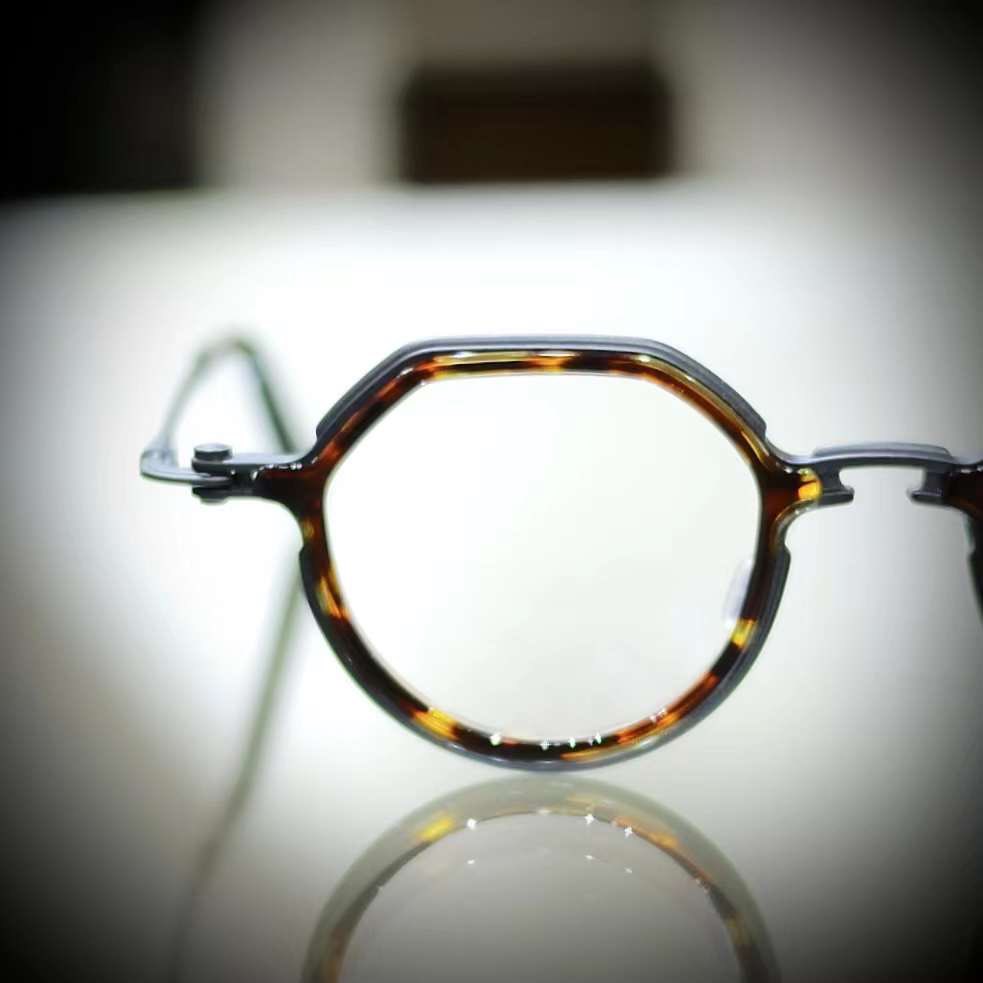 ReddotOpticAndy's tweet photo. 【 TAVAT Eyewear 】
 
 SC215 BTH Beam C

https://t.co/teSi7c3Li5 

紅點光學 Reddot Optic 

#TAVAT #tavateyewear #soupcan #eyewear #eyewearfashion #eyewearlovers #vintagestyle #madeinitaly #handcraftedeyewear #handmadeeyewear #手造 #手造眼鏡 #意大利 #紅點光學 #reddotoptic https://t.co/CnHit7TqQB