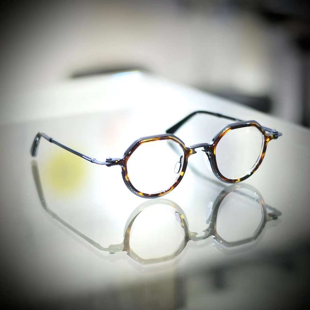 ReddotOpticAndy's tweet photo. 【 TAVAT Eyewear 】
 
 SC215 BTH Beam C

https://t.co/teSi7c3Li5 

紅點光學 Reddot Optic 

#TAVAT #tavateyewear #soupcan #eyewear #eyewearfashion #eyewearlovers #vintagestyle #madeinitaly #handcraftedeyewear #handmadeeyewear #手造 #手造眼鏡 #意大利 #紅點光學 #reddotoptic https://t.co/CnHit7TqQB