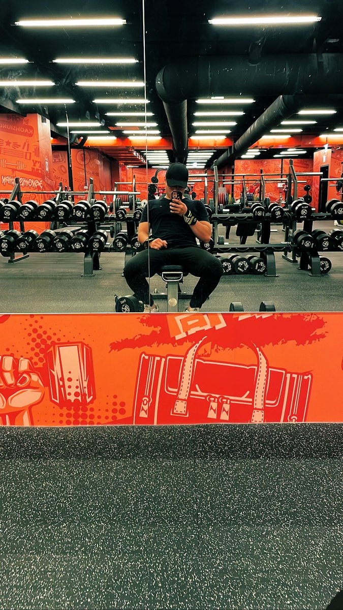 工作上盡心盡力，
下班後筋疲力盡。
連以前自己最喜歡的運動到現在都得用擠的才能擠出時間。以前高中大學的時候總覺得自己性慾很強，肯定是做愛機器還是什麼抽水馬達。現在就算性慾來了也只想找個大奶A片手槍打一打就好，偏偏每次打都要很久，連好好做愛都是一種奢望。（尤其閨蜜身材這麼辣的時候）