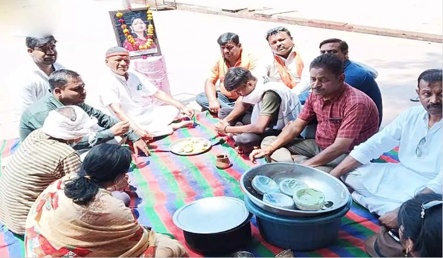 SaharaSamayNews's tweet photo. Jabalpur-
जीवित बेटी का पिंडदान और मृत्युभोज, अयाज से शादी पर युवती की मां बोली- उसने हमारा सिर झुकाया, वो हमारे लिए मर गई
#MPNews #MadhyaPradeshNews #JabalpurNews #MPJabalpurNews #MPLatestNews #MPLatest #JabalpurPinddanLivingDaughterDone #JabalpurPinddanLivingDaughterDoneNews https://t.co/vCnRHeQpG9