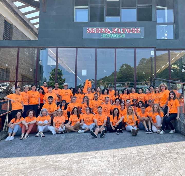 SeberIkastola's tweet photo. Seber Altubetik ere bat egiten dugu gaur Gernika-Lumon ospatuko den Batera Gara ekimenarekin!
Gu ere #OlatuLaranja
#BateraGara 🧡 https://t.co/uWktc0FEDf