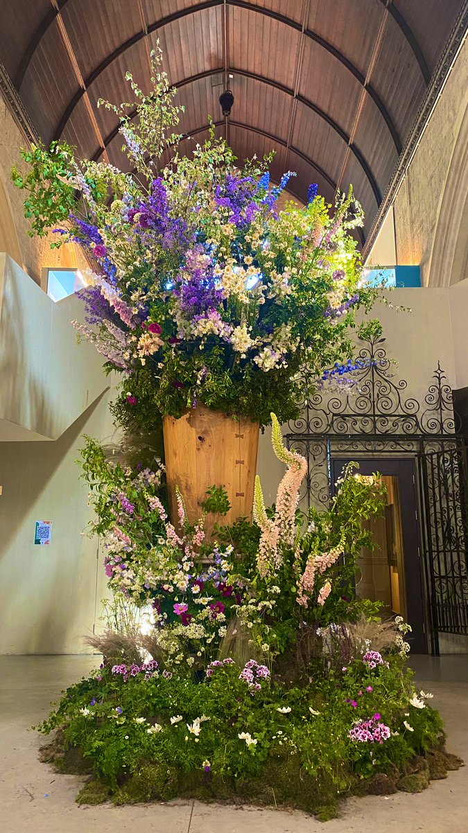 Absolutely stunning installations @GardenMuseumLDN for #BritishFlowersWeek 
🌹🪻🌼🌷🌺🌸🌿