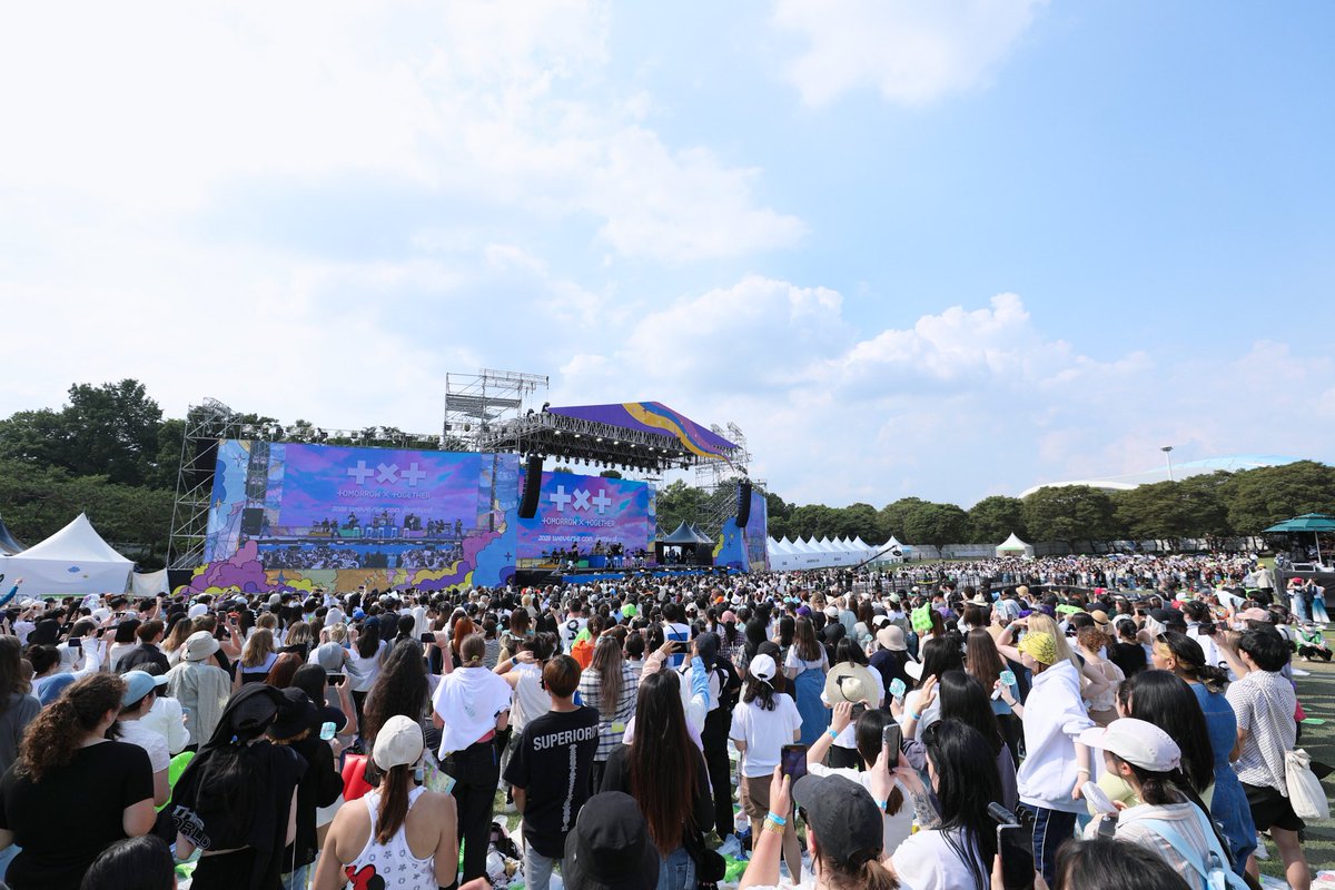 What a crowd for @TXT_bighit! 

We knew the festival kings would conquer Weverse Park today for #WeverseConFestival2023! 

Apart from their group songs, the quintet performed hit collabs like “Valley of Lies” and “PS5.” 

#TUBATUpark #TOMORROW_TOGETHER 

📸 Weverse Con Festival