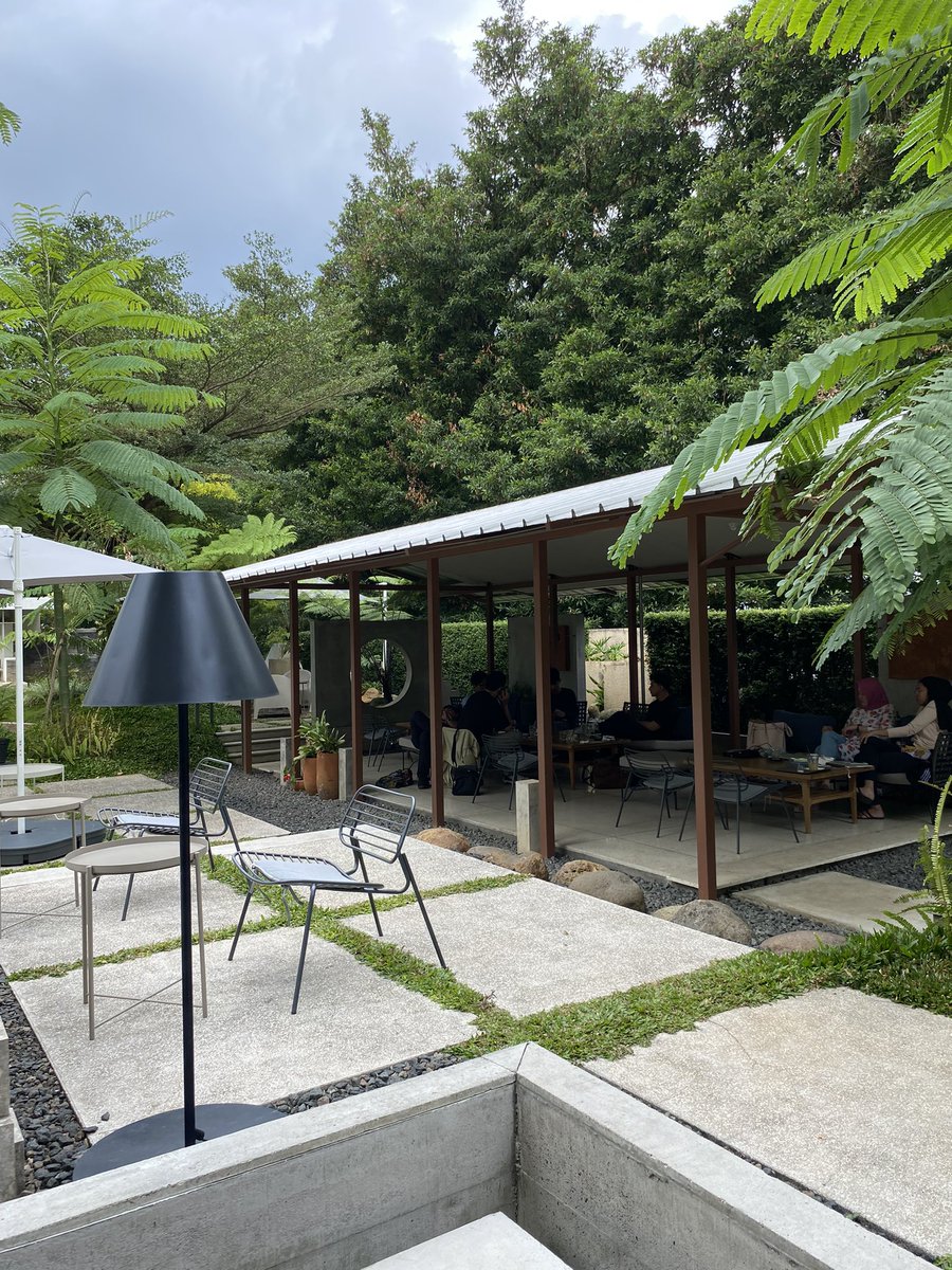 priaasmaraa's tweet photo. 9. Kebone

Ada di daerah cembeleuit ya dan ini cafe gw rasa tadinya rumah orang tajir melintir krn dari luar emg beneran rumah tapi pas masuk beuhhhh pewe parah https://t.co/TOMbJ0zZ7a
