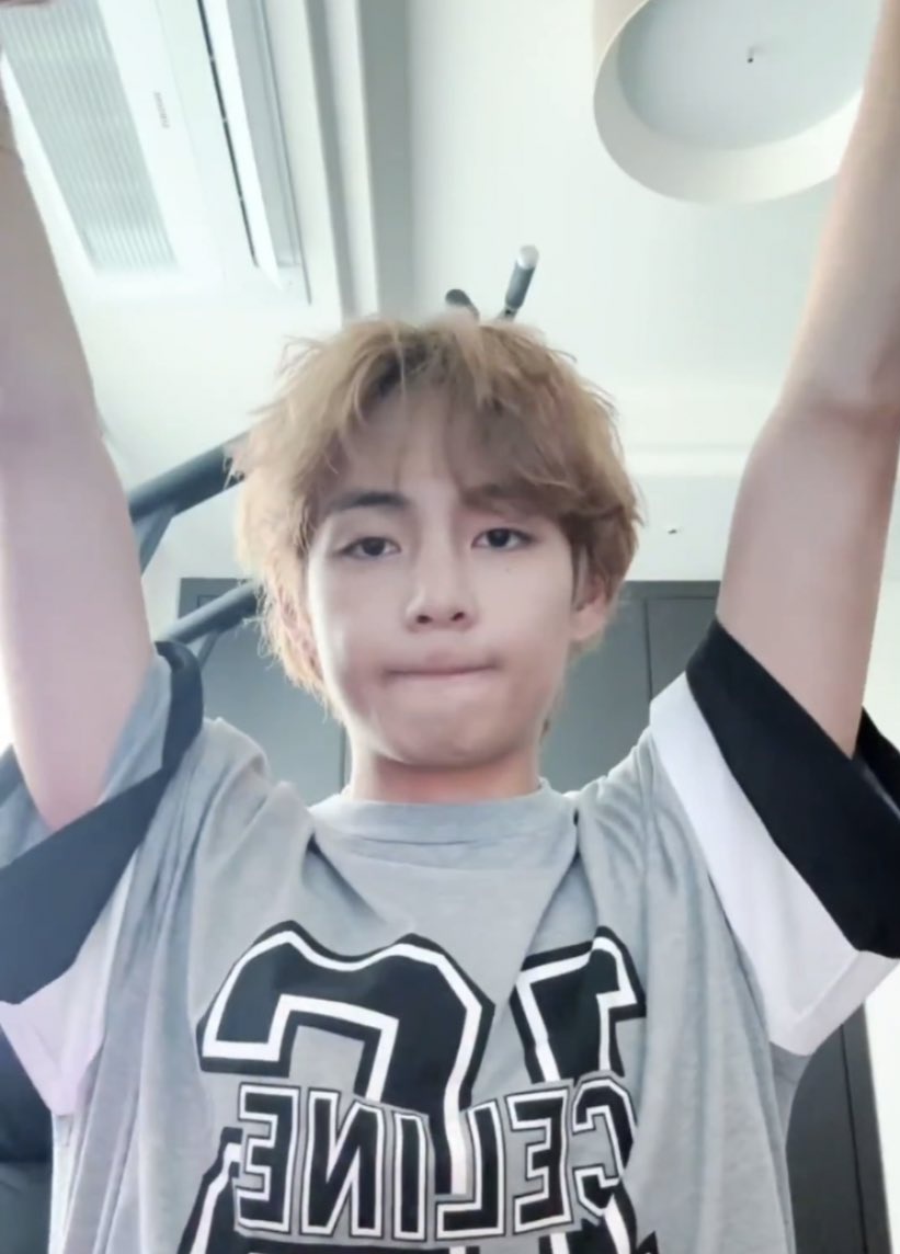 Taehyung_india_'s tweet photo. Kim Taehyung..I'm crying...! https://t.co/9rj1tg32yU