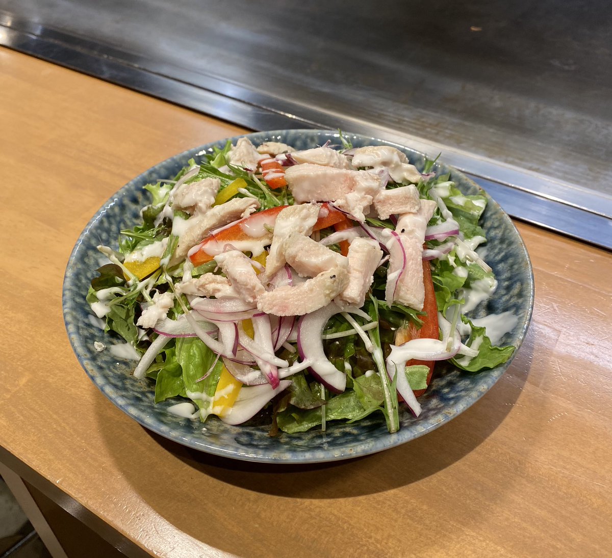 dining_KOTARO's tweet photo. 2023/06/11
期間限定の
柔らかチキンのサラダ冷麺
（醬油だれ、胡麻だれ）
からお選び下さい。また、ご飯とセットでソフトドリンクサービスです。ちゃーしゅーご飯、高菜明太ご飯もセットに出来ます。#鉄板diningkotaro #松山市#二番町#広島焼き#お好み焼き#もんじゃ焼き#焼きそば#チャーハン https://t.co/CxKqagvE63