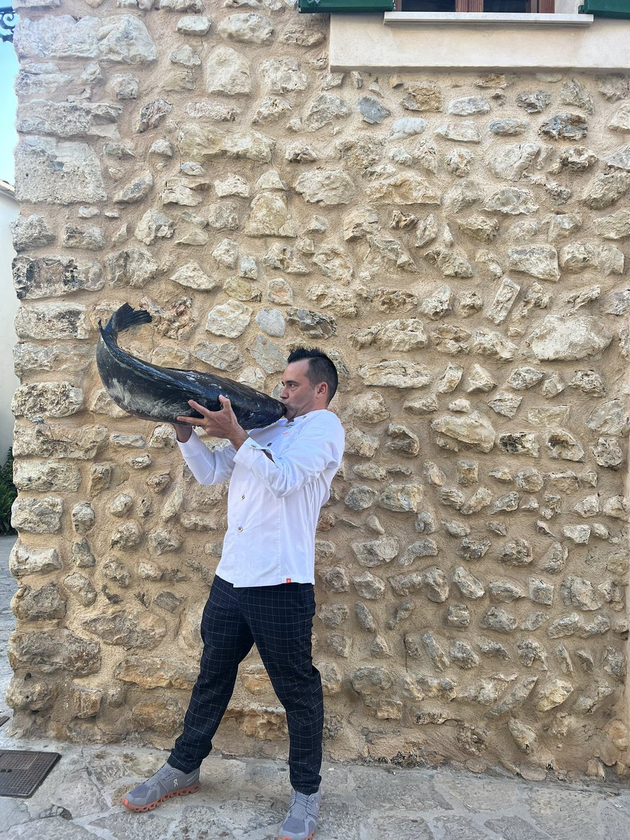 35 kilos de Mero fresco balear!! Alucinante el día de ayer que pasamos cocinando en Alcudia!!  He puesto varias fotos en el IG @rodrigovallejofdz todo un reto despiece, ronqueo y show cooking después!! Felicidad absoluta con el producto