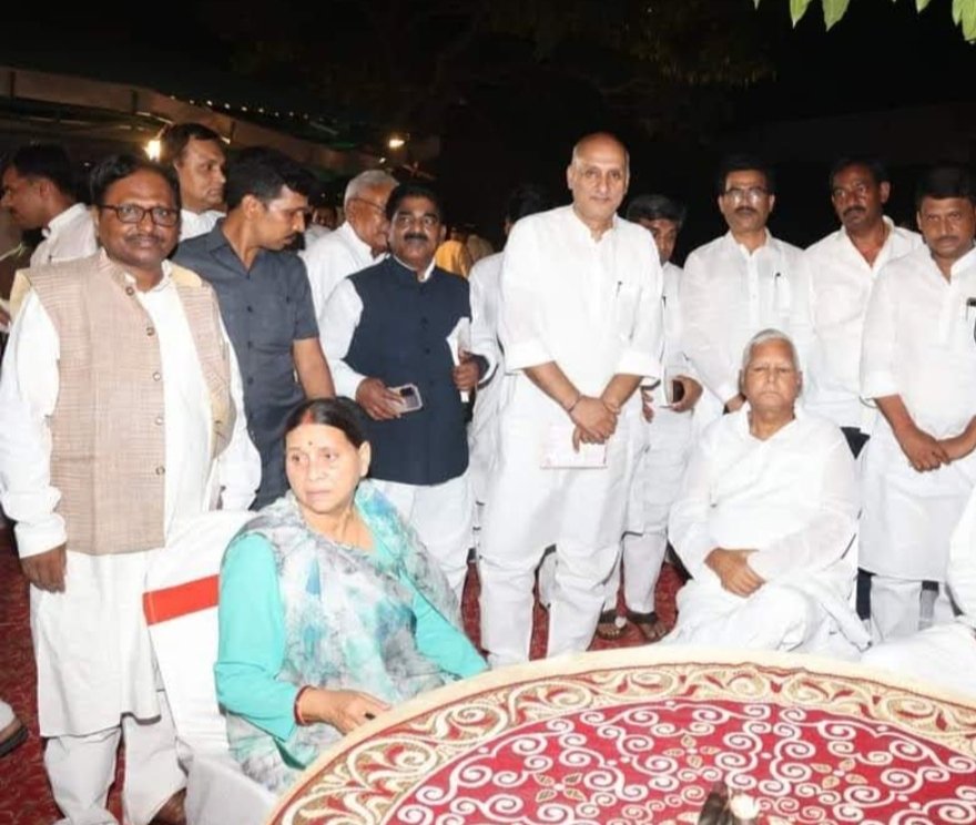 ProfShekharRJD's tweet photo. हमारे महान नेता, आदर्शवादी, सामाजिक न्याय के अग्रदूत, उदार, साहसी, विद्वान, करुणामय, संवेदनशील, उदात्त, साहसपूर्ण, संघर्षी, प्रबुद्ध , देश-विदेश में बिहार का नाम रोशन करने वाले, मजबूत शख्सियत एवं दृढ़ व्यक्तित्व के धनी, ग़रीब, शोषित, वंचित वर्गों के मसीहा, सामाजिक न्याय के प्रणेता आदरणीय लालू प्रसाद यादव जी को अवतरण दिवस की हार्दिक शुभकामनाएं एवं बधाई।

#सामाजिक_न्याय_के_महानायक_लालू
@yadavtejashwi @laluprasadrjd