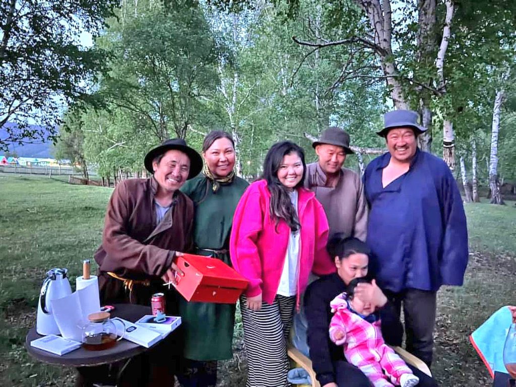 Gerlee💞 on Twitter: "Эд нар бас алиагаа хийж яваан бол 😂"