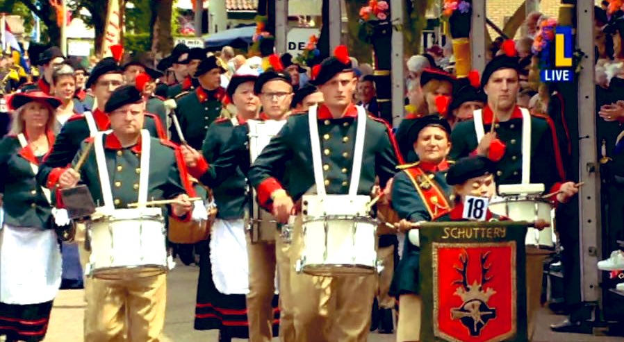 Hanneman_'s tweet photo. Vanmiddag 320e bondsfeest en dekenaatsfeest van Heythuysen in Neer. Dat wordt afzien in de hitte in uniform de optocht lopen. π₯΅ βοΈ #schutterij #sjuttefees #SintAnna #Merum hopen op een beetje wind dan maar. https://t.co/J4xpjCA00y