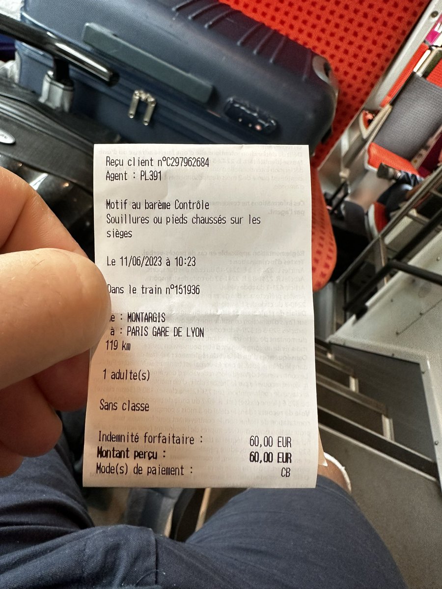 Opéré et sans place pour mettre ma jambe dépliée sans gêner le passage, je décide de la poser sur ma valise. Amende abusive sans aucune pédagogie de la part des agents @GroupeSNCF @TransilienSav @LIGNER_SNCF. Aucun discernement, je souhaite être remboursé. @SNCFVoyageurs