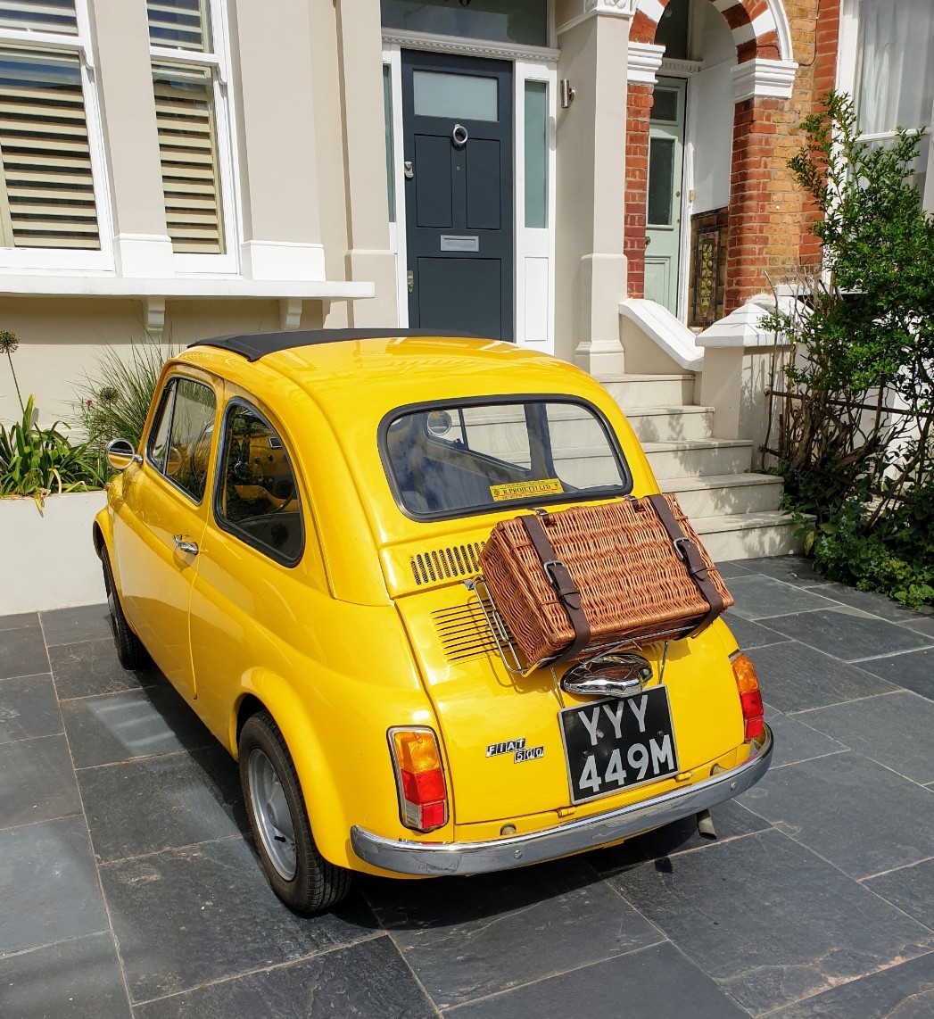 Fiat 500 with picnic basket - Of course! #yellowsunday #fiat500 #vintagecars #vintagefiat500 #lifeinlondon #streetphotography