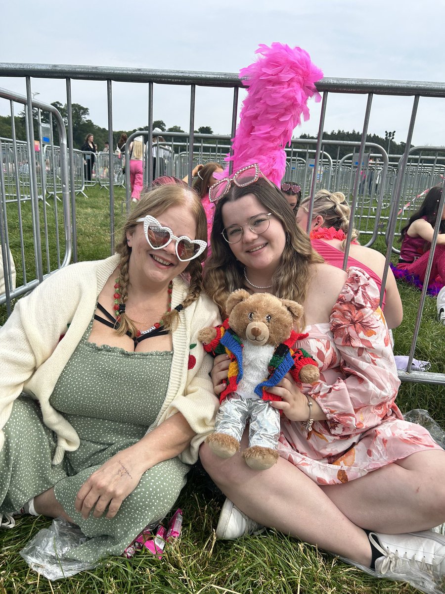 tpwk_golden_'s tweet photo. Harry we were spinning out waiting for ya! 
#SlaneCastle #harrystylesslane #LoveOnTour2023 #HarryStyles @HLDTour https://t.co/fnqpCYZi7o