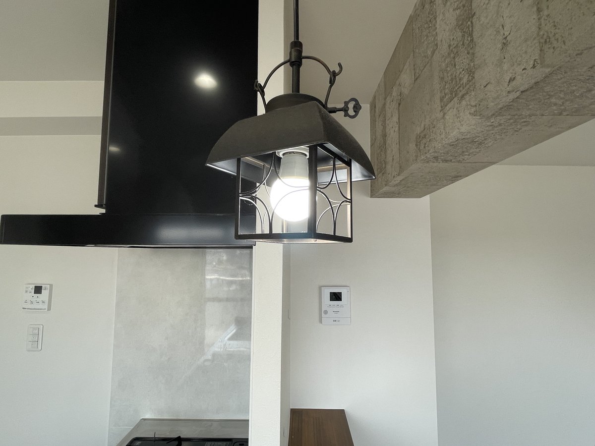 365LIFE_rss's tweet photo. 所々使っているアイアンのアクセント、シャビーシックな建具、人気のカウンターキッチン。
キッチン前にはオシャレなライトが。
これひとつで一気にお部屋の雰囲気が高まります！

#365LIFE #賃貸 #お部屋探し 

https://t.co/BSqQ7ooon5 https://t.co/Wg6frUhxdI