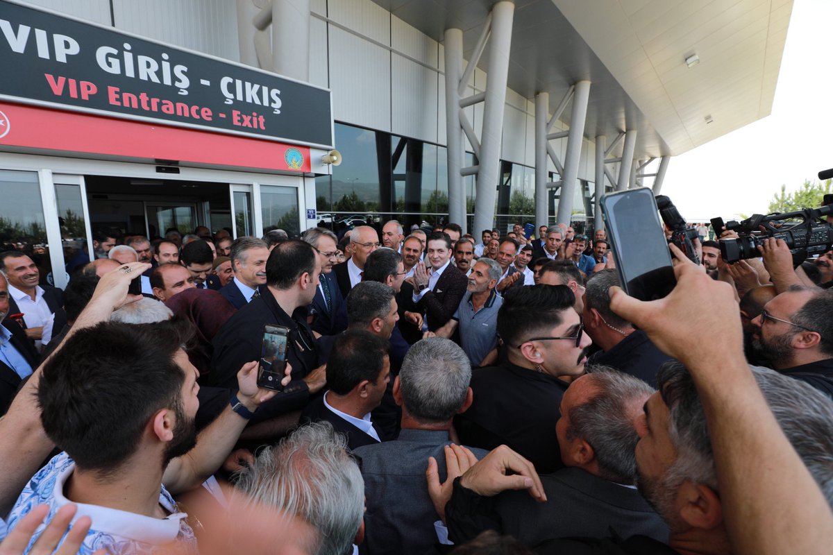 Cumhurbaşkanı Yardımcısı Sayın Cevdet Yılmaz Bingöl'de.

"Halk Buluşması" programı kapsamında ilimizi teşrif eden Cumhurbaşkanı Yrd. Yılmaz, Bingöl Havalimanında Valimiz Kadir Ekinci, Milletvekillerimiz ve il protokolü tarafından karşılandı.