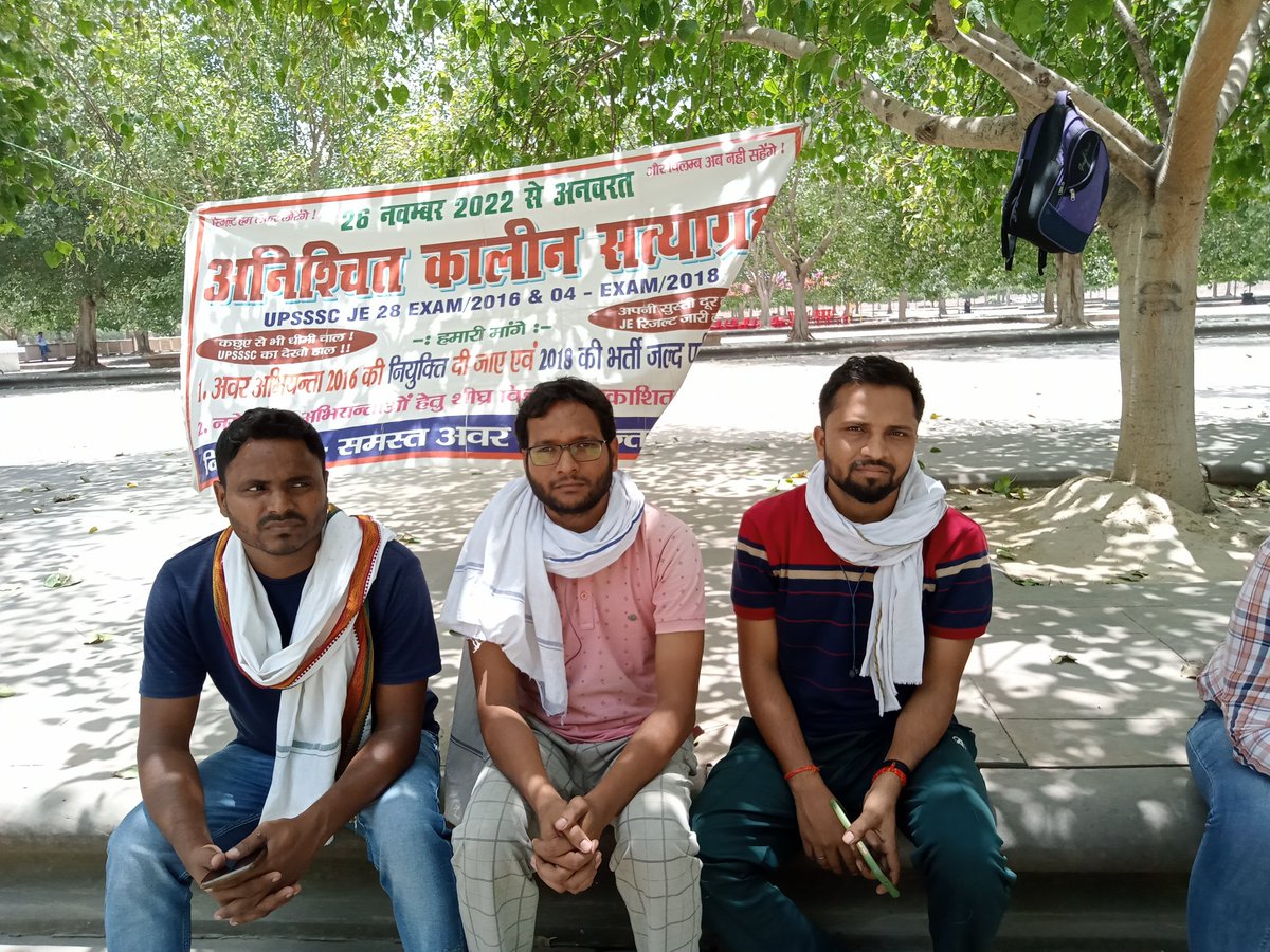 mayurverma1888's tweet photo. अनवरत धरने के आज #198वाँ_दिवस 
हमे अपने पैरों पर खड़े होना है अपने 
अधिकार के लिए लड़ना है अपने ताकत
 और बल को पहचानो क्योंकि शक्ति और प्रतिष्ठा, संघर्ष से ही मिलती है..!
#UPSSSC_JE2018_Result 
#UPSSSC_JE2016_FINAL_RESULT 
#जेई_रिजल्ट_जारी_करो 
#YogiAdityanath https://t.co/nqm1N8d4ny