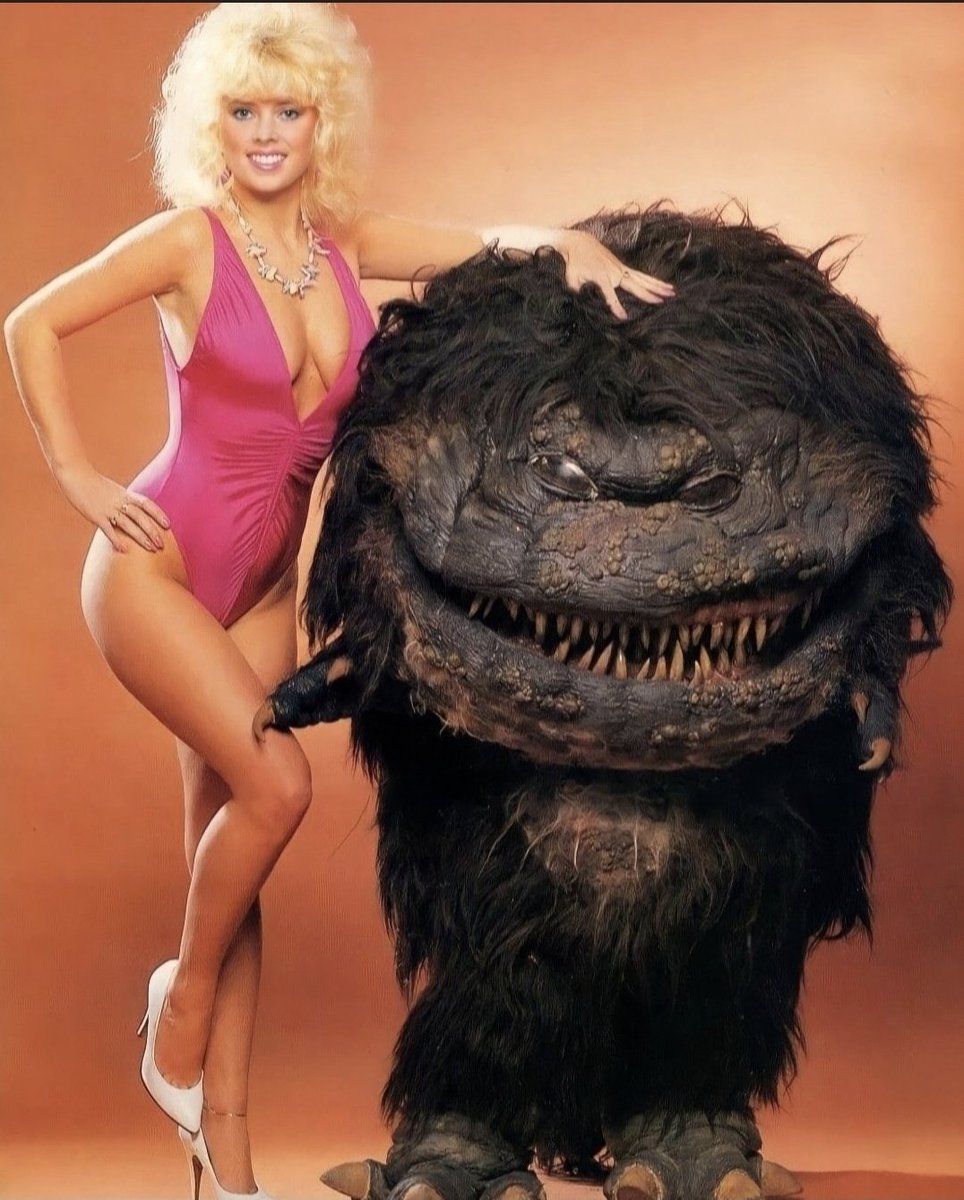Love comes in all shapes and sizes
#critters #bizarrehoneymoon #lovethyneighbour #aliens #horror