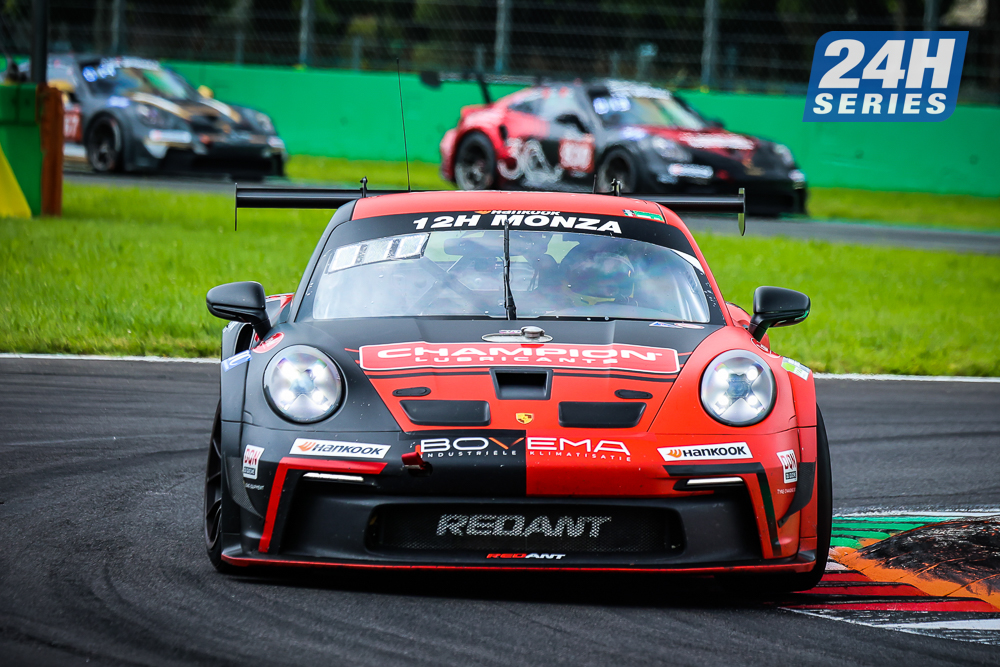 24HSERIES's tweet photo. #24HSERIES | @willimotorsport @ebimotors (955) is back out after that early puncture, and a pit stop for #Neuhofer (985) means reigning class champion #RedAntRacing (903) has now moved into the 992 lead ahead of #Rabdan (977)
#12HMONZA @porschesport https://t.co/0zMbsDtK6E