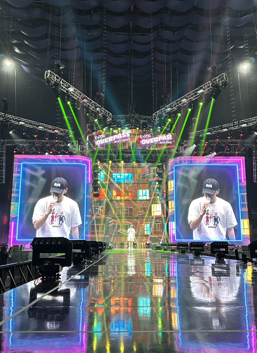 BBHLOOK__'s tweet photo. baekhyun at overpass sound check😭 https://t.co/r2zilv2c1F