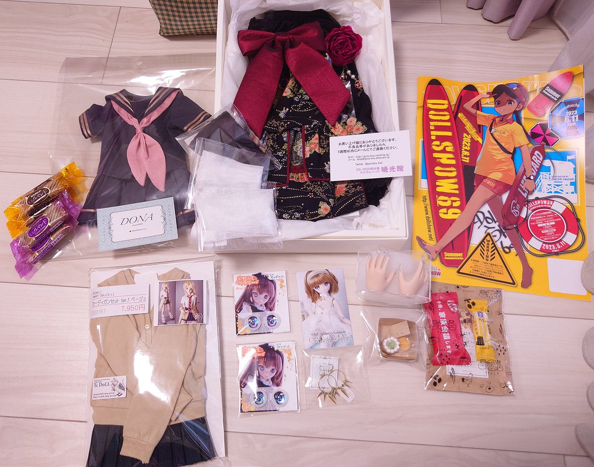 smilecapsule's tweet photo. 本日の戦利品✨
お菓子もありがとうございました🍪🍫
着目のお披露目は後日に🍀
#DS69 https://t.co/xI08BqcvEz