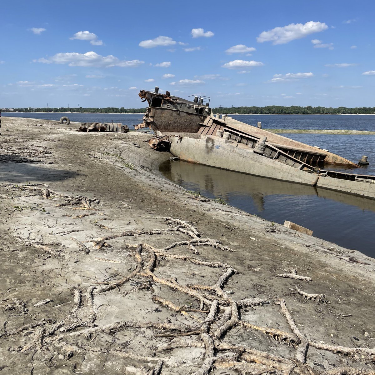 Ми з <a href="/frontliner_ua/">Frontliner</a> пішли від супротивного. «Якщо в одному  місці топить, то в іншому буде засуха», — сказав <a href="/DubchakA/">Andriy Dubchak</a> і ми помчали уверх по руслу від Каховського водосховища.