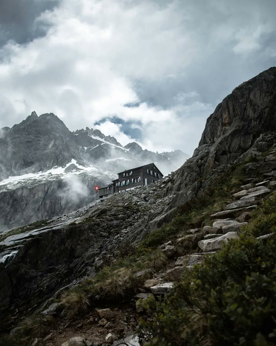 have you ever spent the night in an alpine hut? an absolute experience!  🛖 
jungfrauregion.swiss/en/summer/eat-… 

@haslital.berneroberland | @madeinbern | @myswitzerland

#DiniWält #jungfrauregion #haslital #madeinbern #switzerland #inLOVEwithSWITZERLAND

Photo 📷 instagram.com/peterpaul.2000