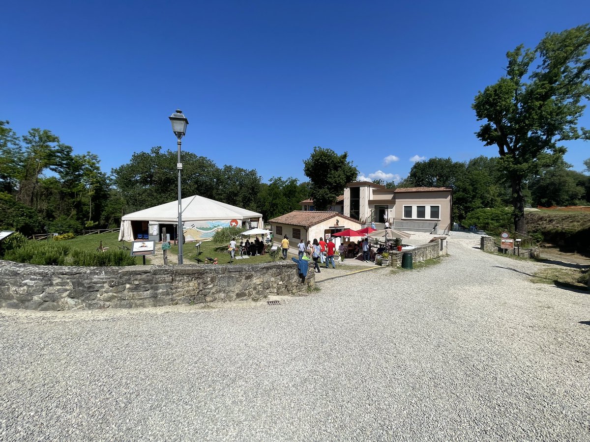 gvgrandi's tweet photo. A @rondinenobel per #Youtopic fest, incontri e idee per cantieri di pace, con protagoniste le generazioni di oggi e soprattutto di domani (con l’impegno che non sia dopodomani!). Queste sono le ricchezze del Paese https://t.co/CvJF23hhPX