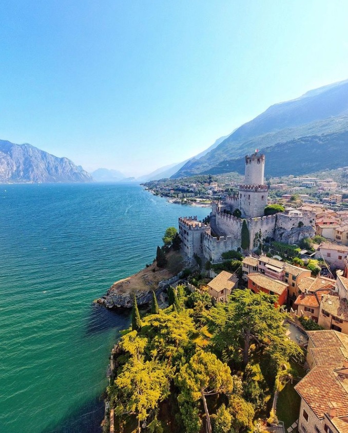 #Malcesine è un angolo incantato di mondo, dagli scorci indimenticabili 💎 La perla del #LagodiGarda, col suo Castello Scaligero svettante sopra uno sperone di roccia, è uno dei #BorghiPiùBellidItalia.

🏞 bit.ly/2LIgaiN

#VisitVeneto 

📷Foto IG dronebrasile