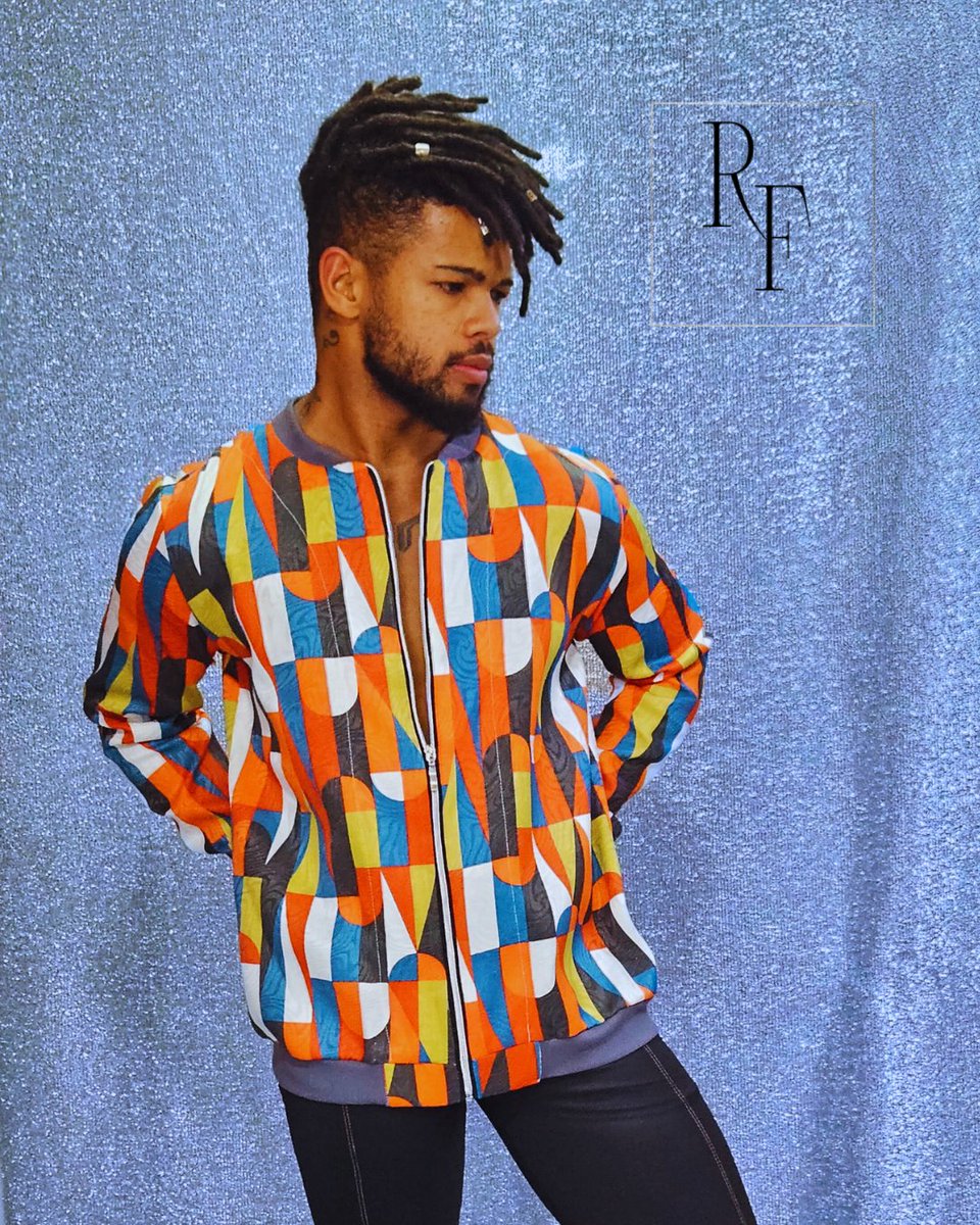 Rofermoda's tweet image. Se você quer dar um up no visual, a jaqueta colorida com estampa geométrica é a escolha certa! Combinando estilo e personalidade, ela é perfeita para quem quer se destacar. #modamasculina #modafeminina #jaquetacolorida #estampageométrica #estiloéatitude.