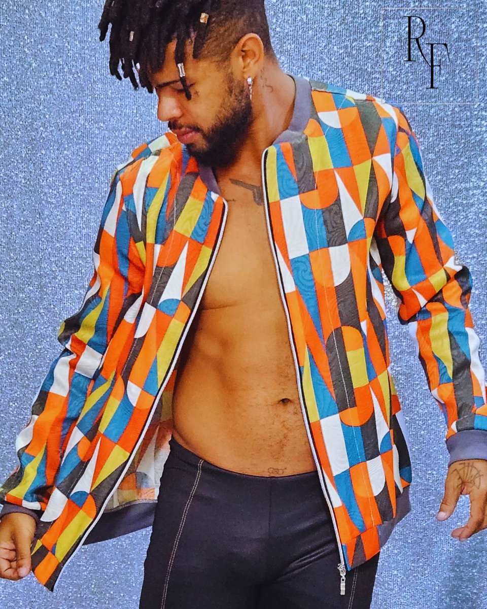 Rofermoda's tweet image. Se você quer dar um up no visual, a jaqueta colorida com estampa geométrica é a escolha certa! Combinando estilo e personalidade, ela é perfeita para quem quer se destacar. #modamasculina #modafeminina #jaquetacolorida #estampageométrica #estiloéatitude.