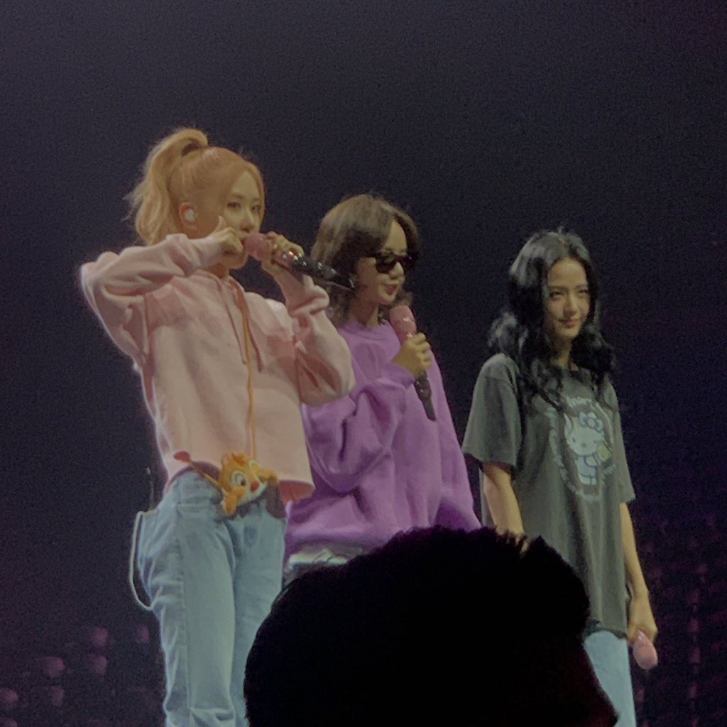 lovskpinks's tweet photo. Estas dos fotografías de BLACKPINK dolerán por toda la vida dentro del fandom 💔 https://t.co/WzStyPw3Dd