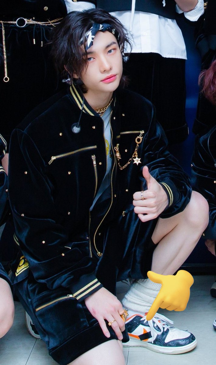 So its just hyunjin who covered the label of NOKE coz of Versae 
He promoted 
As most of reporters ediotors newss call him ambassador/versace human/ etc
What we can expect?
 #현진 #HYUNJIN #Hyunjin 
#HYUNJINxVersace