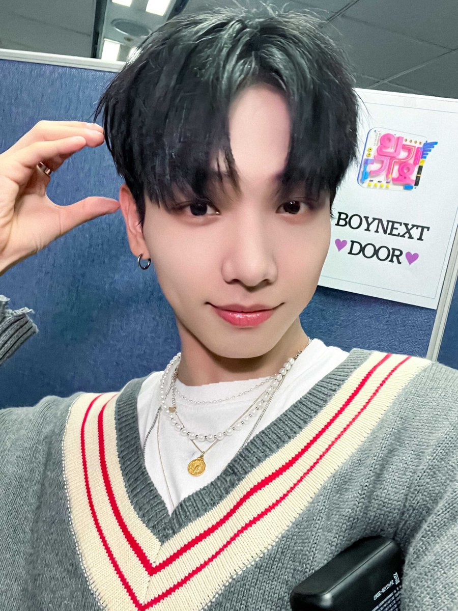 BOYNEXTDOOR_twt's tweet photo. 오늘 질투해 주신 팬분들 모야모야~?🥹🥹
진짜 우리 팬분들 너무 귀여워서 주금.. 😭😭
내가 얼마나 여러분 밖에 모르는데.. 여러분도 저만 바라봐 주시면 안 돼요??🥺🥺
내 머릿속엔 온통 우리 팬분들뿐이에요..🥰🥰

#BOYNEXTDOOR  #JAEHYUN #명재현 https://t.co/De2u0i1jET